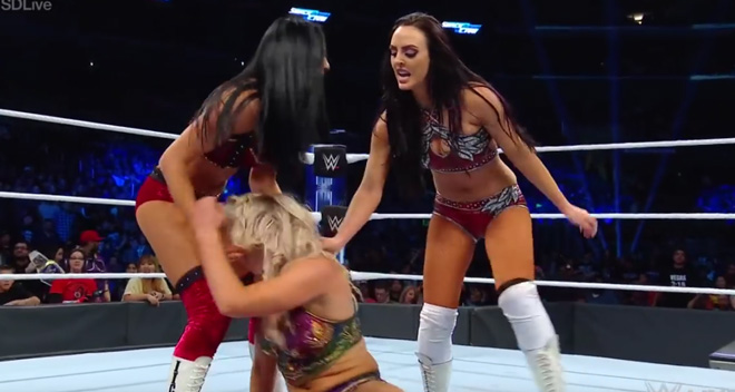 Đả nữ WWE đánh 2 mỹ nhân bikini “lên bờ xuống ruộng” - 1