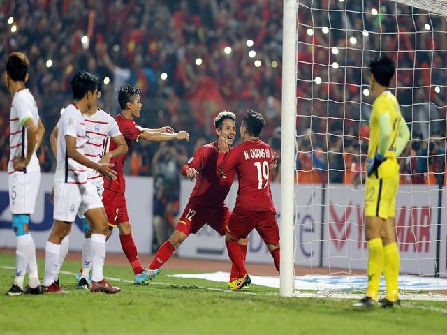 Bản thắng đẹp lượt sối vòng bảng AFF Cup: Quang Hải, Văn Đức rực sáng