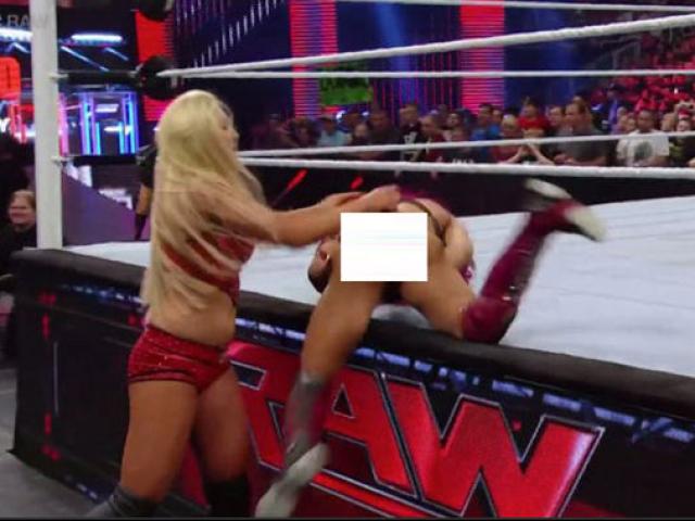 ”Đỏ mặt” đấu trường WWE: Cố tình ”tụt quần” khiến đối thủ xấu mặt