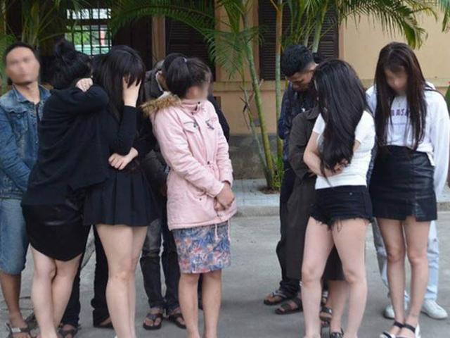Nghệ sĩ Hồng Tơ bị phạt 50 triệu đồng vì đánh bạc 1543315880 379 thumbnail Nghệ sĩ Hồng Tơ bị phạt 50 triệu đồng vì đánh bạc