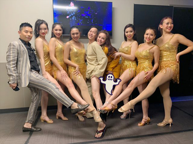 Mới đây, Vy Oanh chia sẻ trên trang cá nhân bức ảnh chụp chung với Hoài Linh. Gây chú ý là khoảnh khắc danh hài "đọ" chân dài cùng nữ ca sỹ cùng vũ đoàn toàn mỹ nhân.