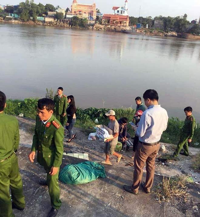 Pray the baby a new body was thrown around Do Quan Bridge - 1