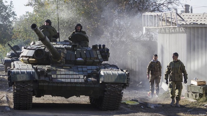 Xe tăng Nga rầm rập áp sát biên giới Ukraine? - 1
