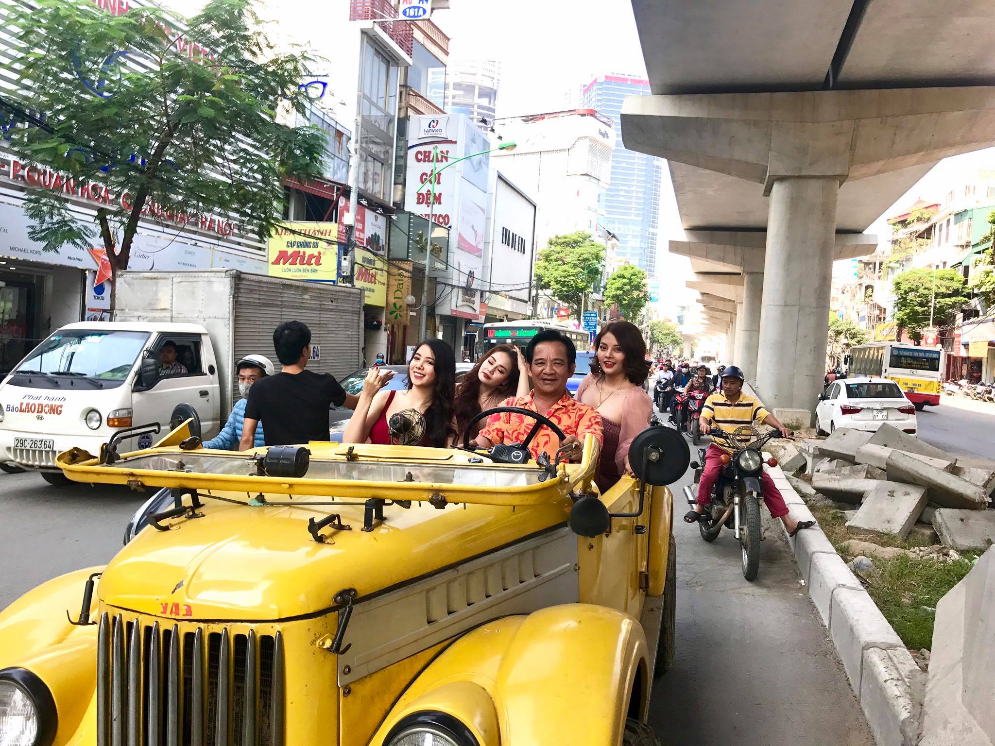 Quang Tèo lái &#34;siêu xe&#34; diễu phố cùng 3 chân dài sexy náo loạn khu Cầu Giấy - 1