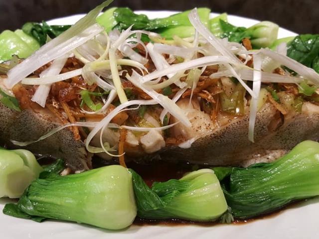 Cá hấp kiểu này không chỉ hết tanh mà còn mềm thơm không ngờ
