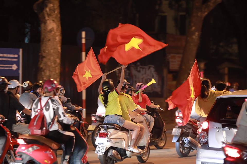 "Đi bão" trận VN- Philippines: Muôn vàn kiểu ăn mừng bá đạo - 2
