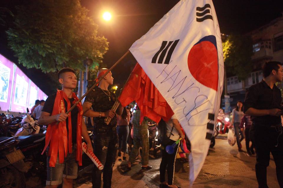 "Đi bão" trận VN- Philippines: Muôn vàn kiểu ăn mừng bá đạo - 8
