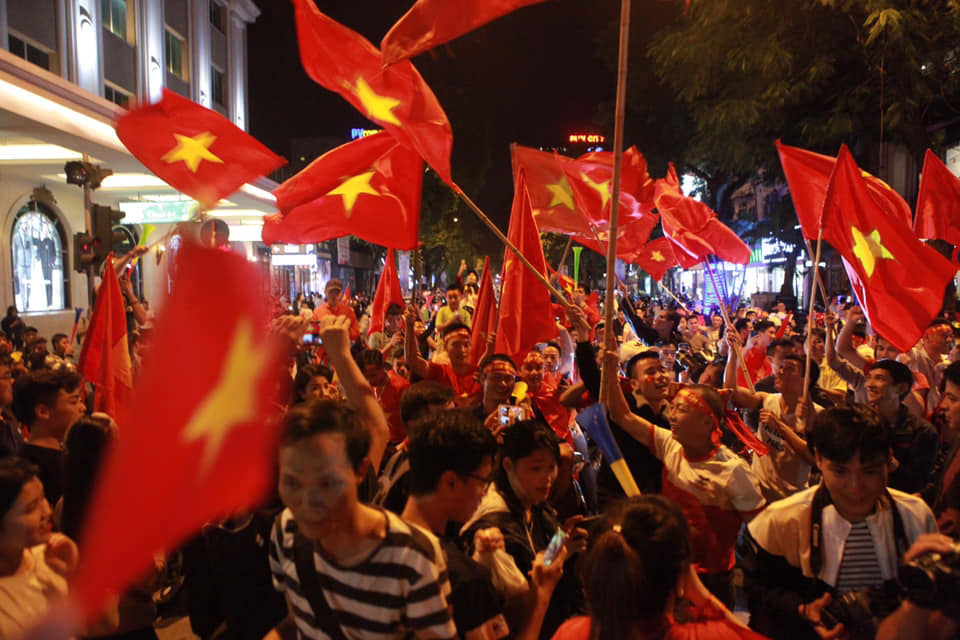 "Đi bão" trận VN- Philippines: Muôn vàn kiểu ăn mừng bá đạo - 4