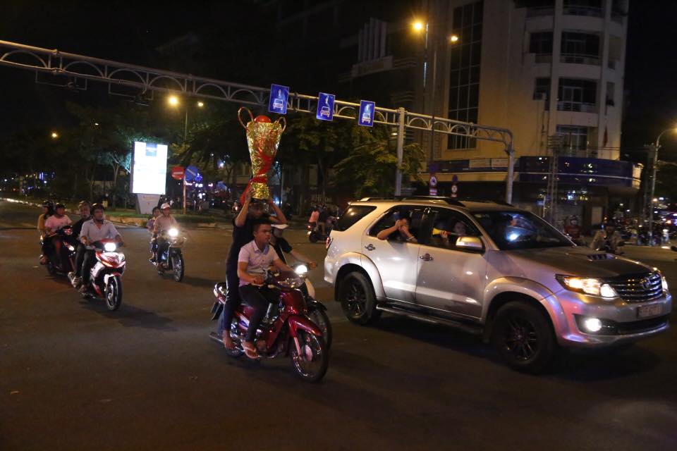 "Đi bão" trận VN- Philippines: Muôn vàn kiểu ăn mừng bá đạo - 10