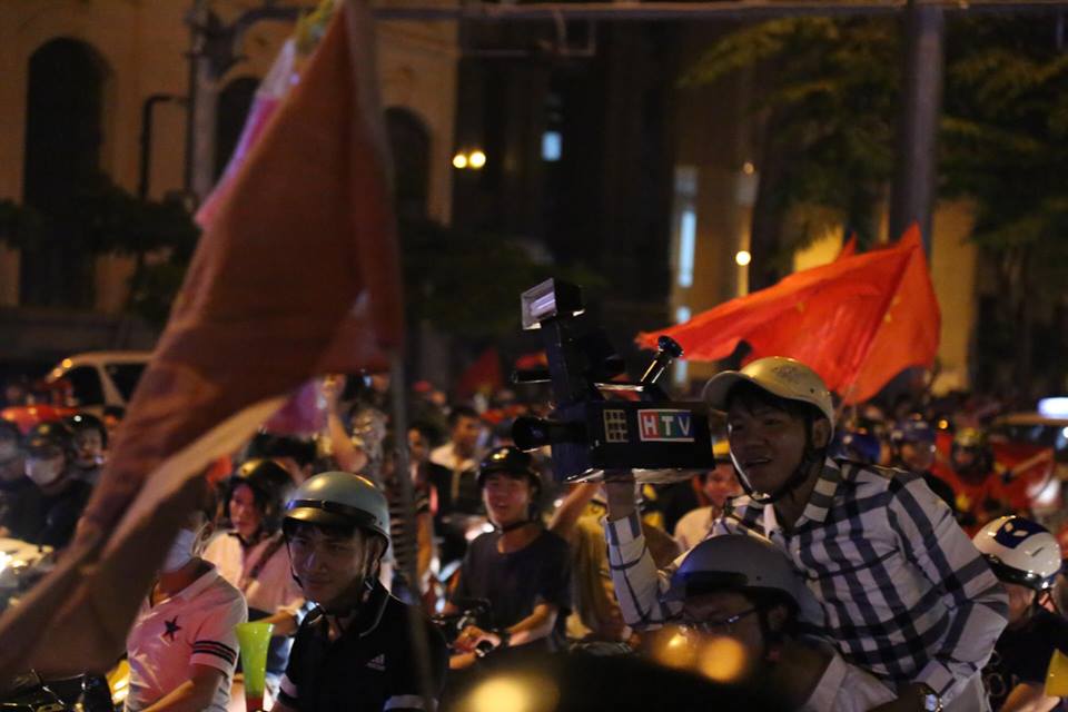 "Đi bão" trận VN- Philippines: Muôn vàn kiểu ăn mừng bá đạo - 13