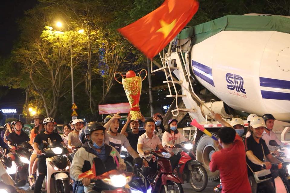 "Đi bão" trận VN- Philippines: Muôn vàn kiểu ăn mừng bá đạo - 11
