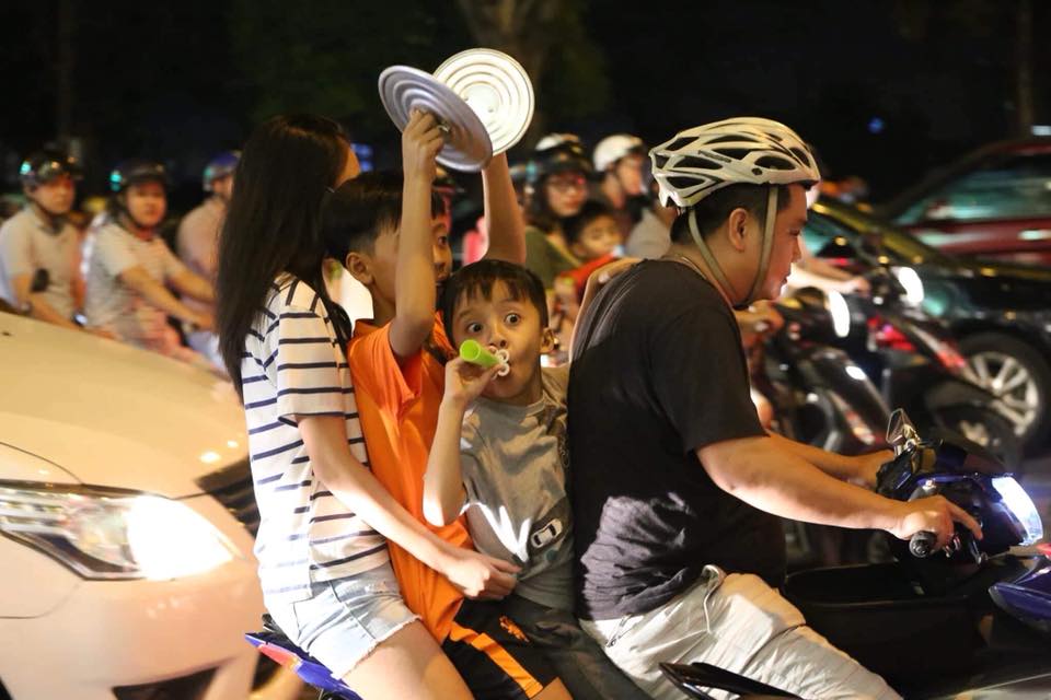 "Đi bão" trận VN- Philippines: Muôn vàn kiểu ăn mừng bá đạo - 16
