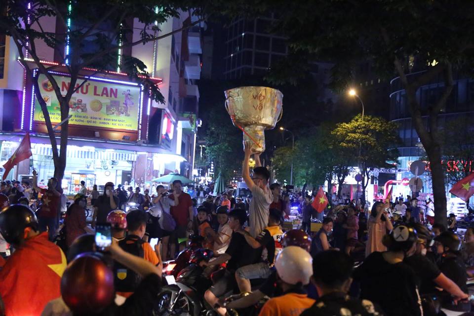 "Đi bão" trận VN- Philippines: Muôn vàn kiểu ăn mừng bá đạo - 12