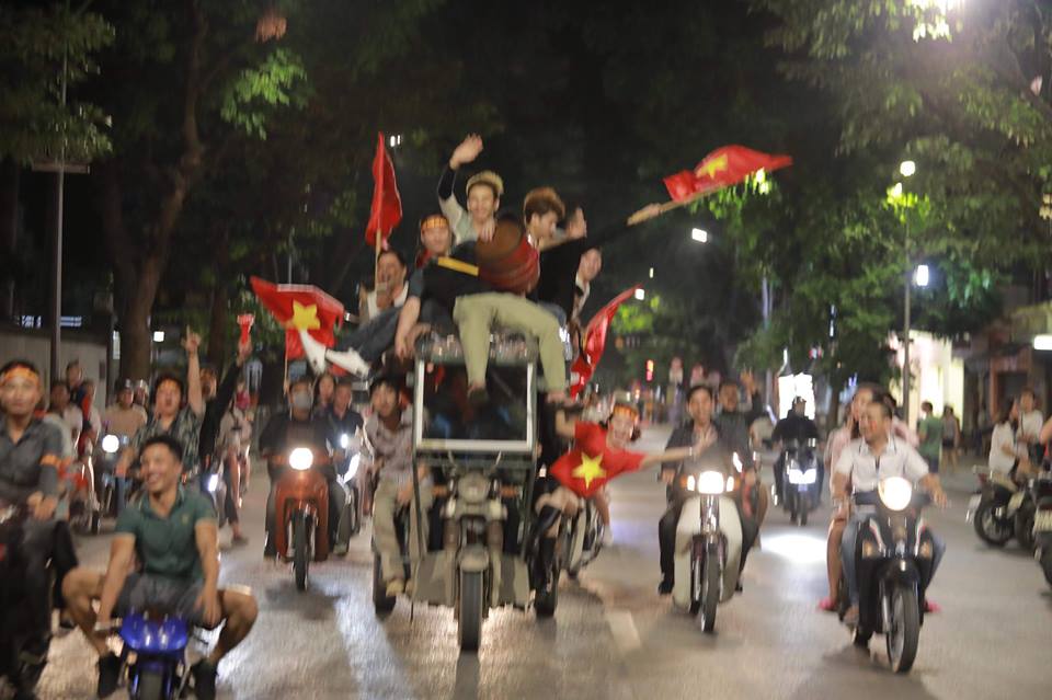 "Đi bão" trận VN- Philippines: Muôn vàn kiểu ăn mừng bá đạo - 15