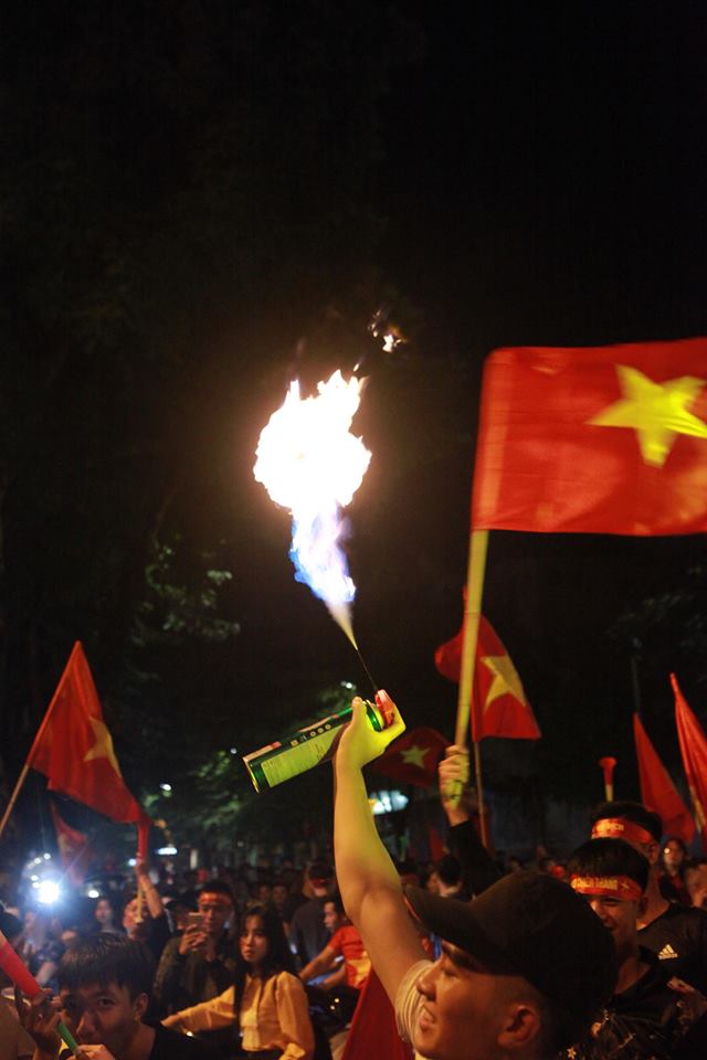 "Đi bão" trận VN- Philippines: Muôn vàn kiểu ăn mừng bá đạo - 19
