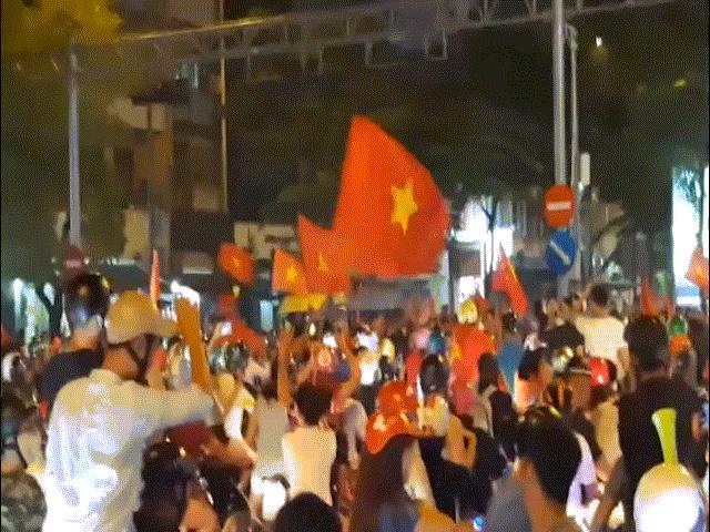 Người Sài Gòn vây quanh cúp vàng nhún nhảy trong niềm vui cực độ