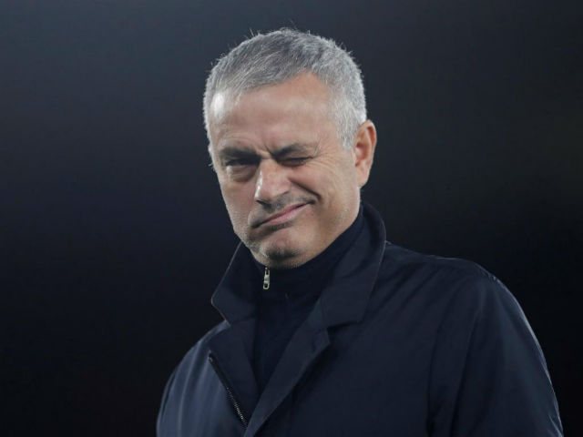 MU 3 trận không thắng: Mourinho gào thét, đổ thừa cho... ”chó điên”