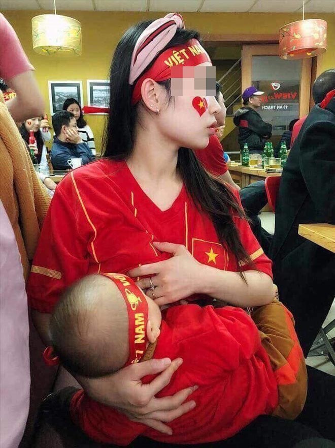 Nữ CĐV vừa cho con bú vừa cổ vũ tuyển Việt Nam “gây bão” dân mạng - 1