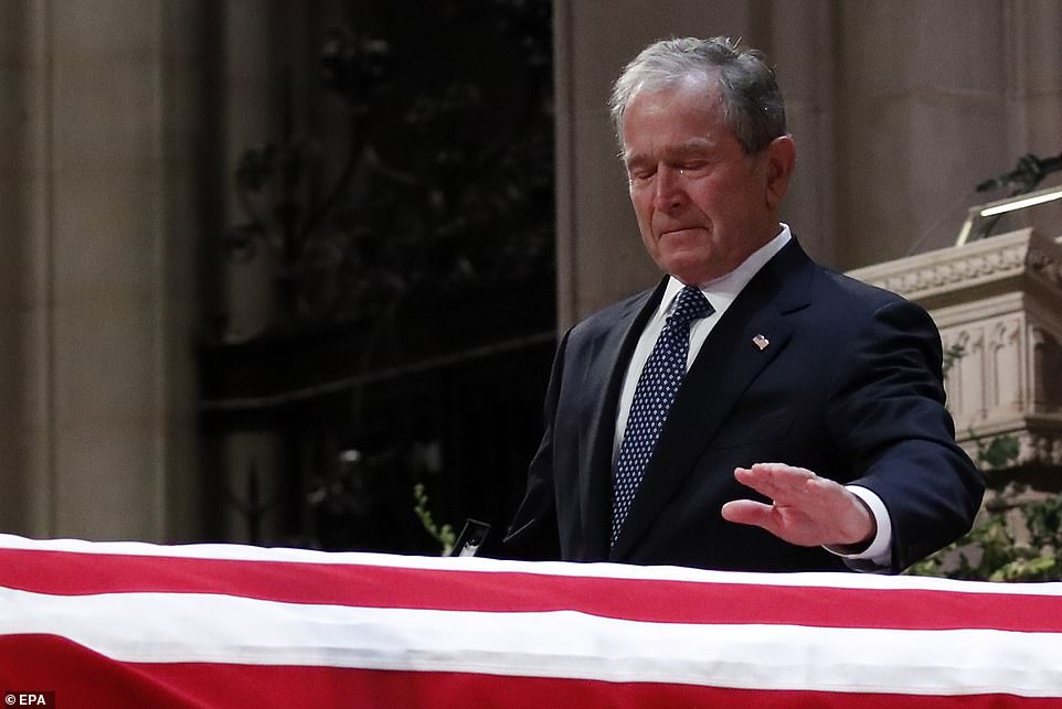 Mỹ: Phút nghẹn ngào khi Tổng thống con bật khóc trong quốc tang Tổng thống cha - 1