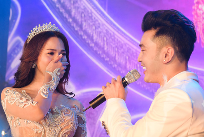 Vừa tặng nhẫn 60.000 USD, Ưng Hoàng Phúc tiếp tục giành cho vợ quà đặc biệt - 1