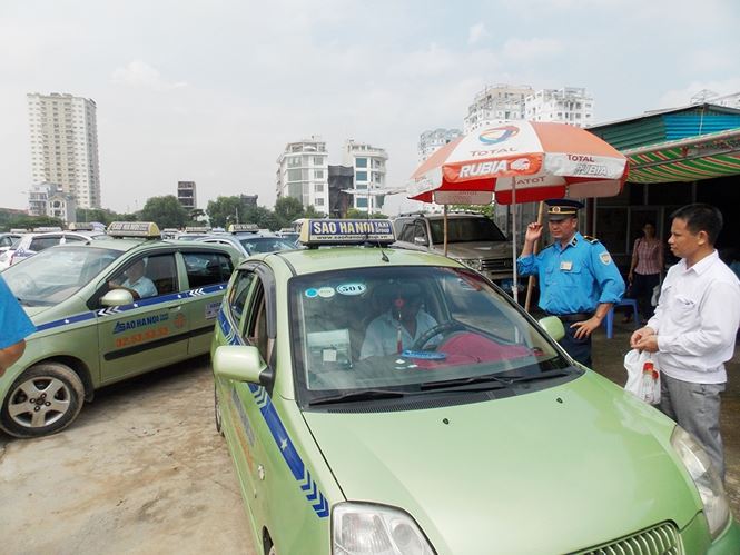 Lại tranh cãi việc "quản" Grab, Uber và taxi truyền thống - 1