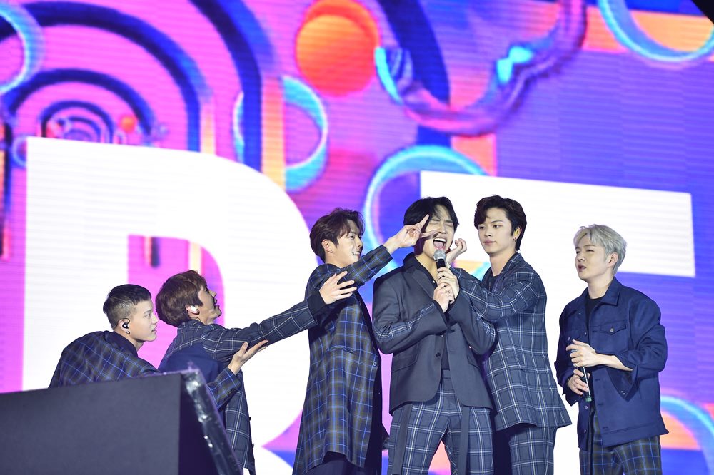 Fan đội mưa lạnh xem nhóm nhạc Hàn Quốc BTOB biểu diễn tại Hà Nội - 1