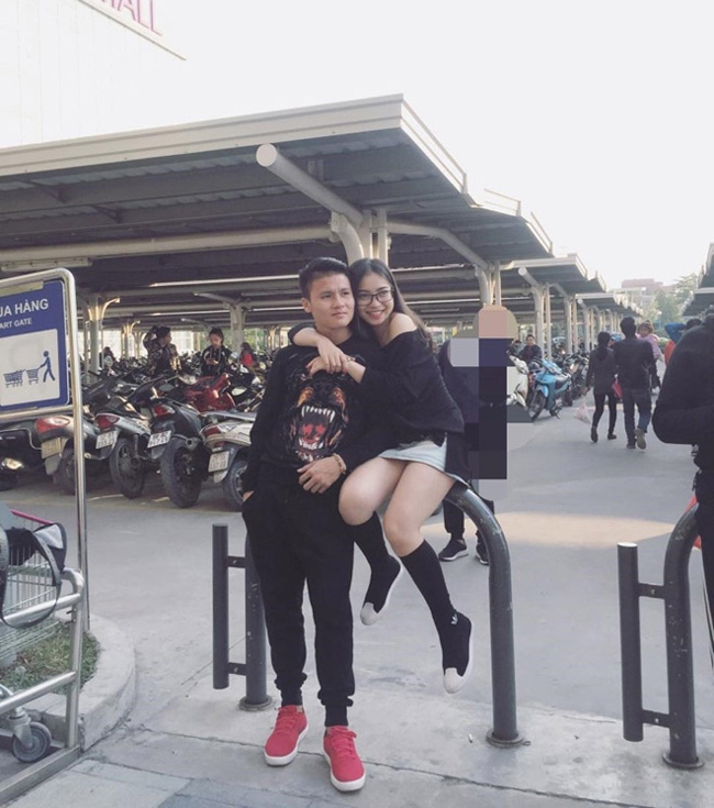 Quang Hải vinh dự là cầu thủ Việt Nam đầu tiên được đề cử là ứng viên cho giải "Cầu thủ hay nhất châu Á năm 2018". Nhiều người đang phát ghen tỵ với cô bạn gái xinh đẹp của chàng cầu thủ này là nữ ca sĩ Nhật Lê.
