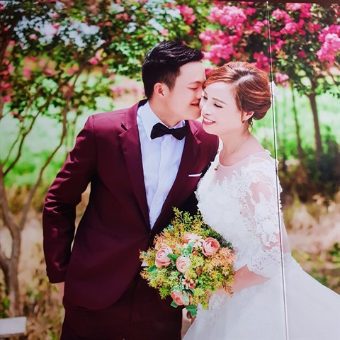 Những đám cưới "đũa lệch" gây bão mạng xã hội năm 2018 - 1