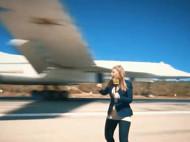 Nữ phóng viên liều lĩnh đứng ngay dưới oanh tạc cơ Tu-160 đang hạ cánh
