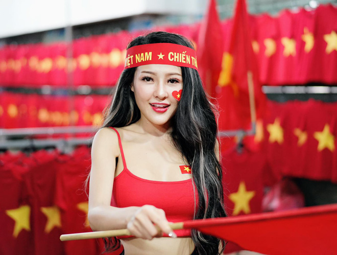 Ngân 98 bày tỏ tình cảm cuồng nhiệt với tuyển Việt Nam - 1