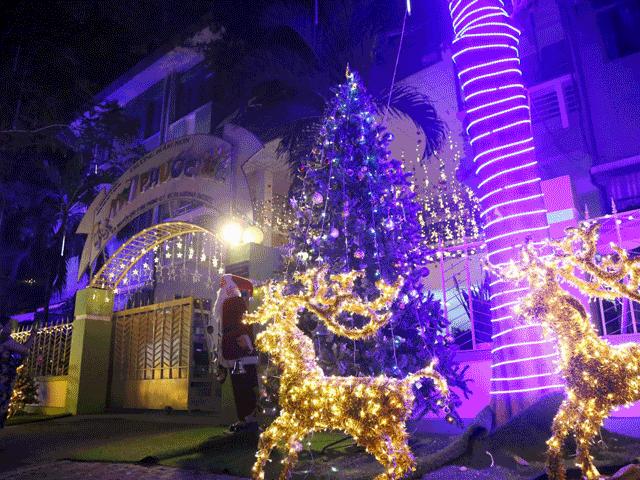 Giáng sinh huyền ảo ở “phố đại gia”, khách tham quan quên lối về