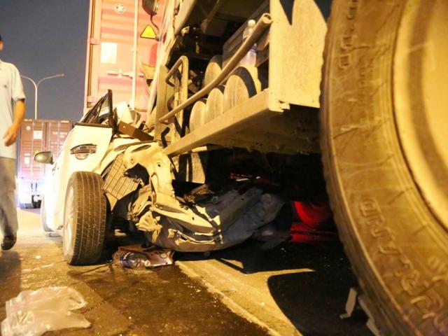 Phát hoảng với hình ảnh ô tô vỡ nát ngay dốc cầu “tử thần” sau tai nạn liên hoàn