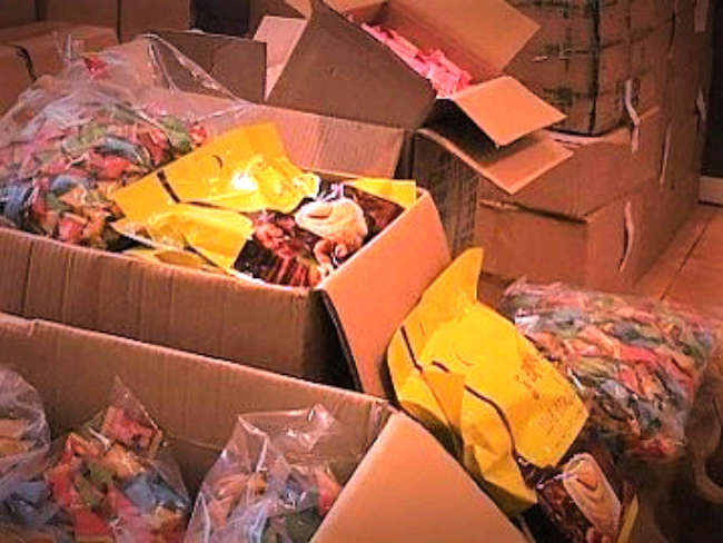 Hà Nội: Thu giữ hơn 2 tấn bánh kẹo nhập lậu đang trên đường đi tiêu thụ - 1