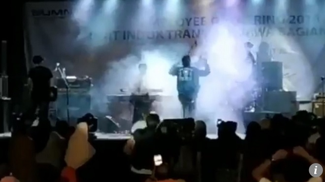 Indonesia: Khoảnh khắc sóng thần cuốn trôi ban nhạc trước mặt khán giả - 1