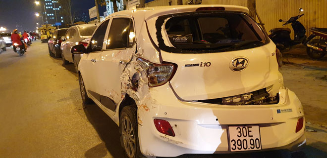 Hà Nội: Xe biển xanh gây tai nạn, 4 xe ôtô khác vạ lây - Tin tức