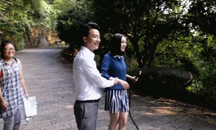 Duong Muc is a permanent lawyer, who allows you to work as a male actor while living with her husband.