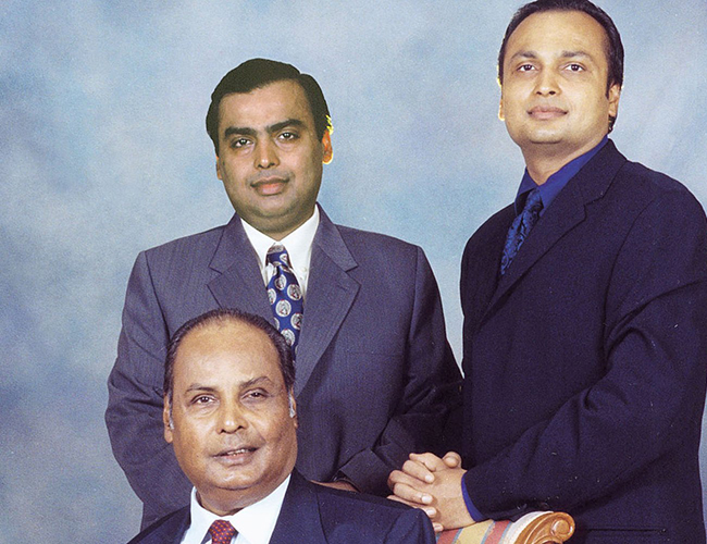 Từ đó, tập đoàn Reliance được tiếp quản bởi hai người con trai: Mukesh Ambani (trái) và em trai Anil Ambani (phải)