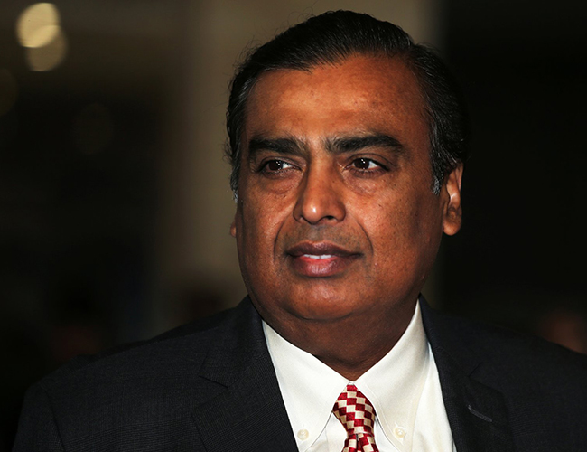 Mukesh Ambani, 61 tuổi hiện sở hữu 42,7 tỷ USD và giữ tư cách là chủ tịch và cổ đông lớn nhất của Reliance Industries Limited.