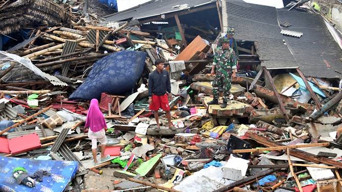 Indonesia: Bi kịch khi phải chọn cứu mẹ hoặc vợ giữa sóng thần ác nghiệt - 1