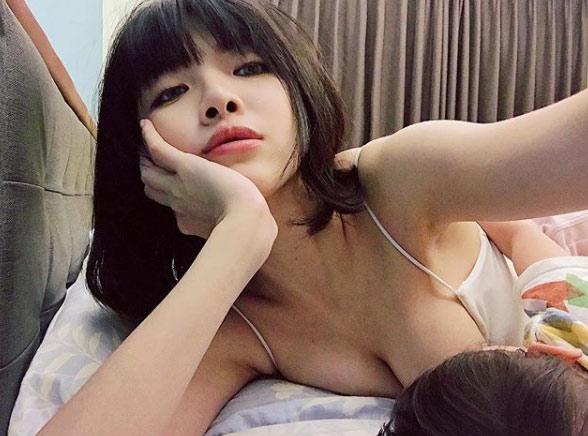 Chỉ một bức ảnh ngực trần, bà mẹ được phong Chỉ Một Bức Ảnh Ngực Trần, Bà Mẹ Được Phong