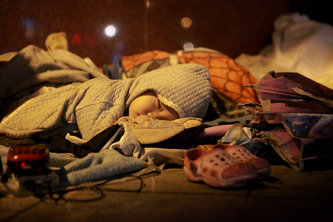 Ngủ trên vỉa hè giá lạnh, người vô gia cư co ro chống chọi với cái rét khốc liệt - 3