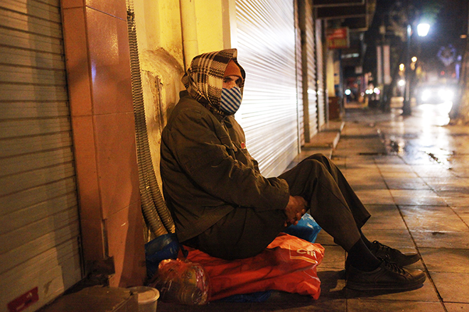 Ngủ trên vỉa hè giá lạnh, người vô gia cư co ro chống chọi với cái rét khốc liệt - 4