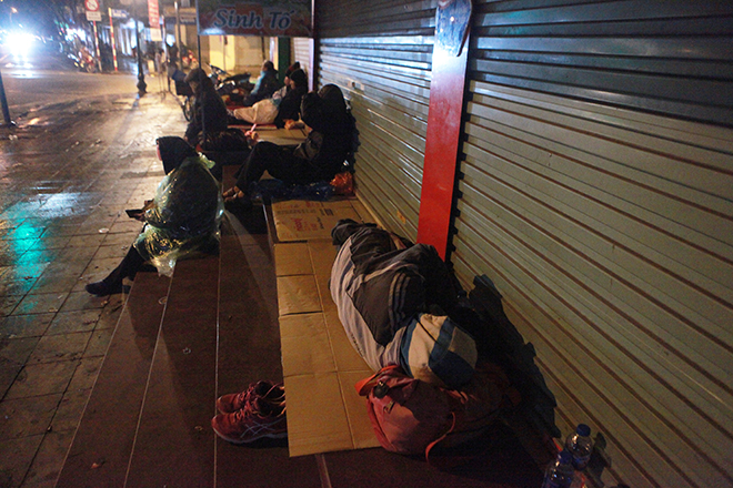 Ngủ trên vỉa hè giá lạnh, người vô gia cư co ro chống chọi với cái rét khốc liệt - 8