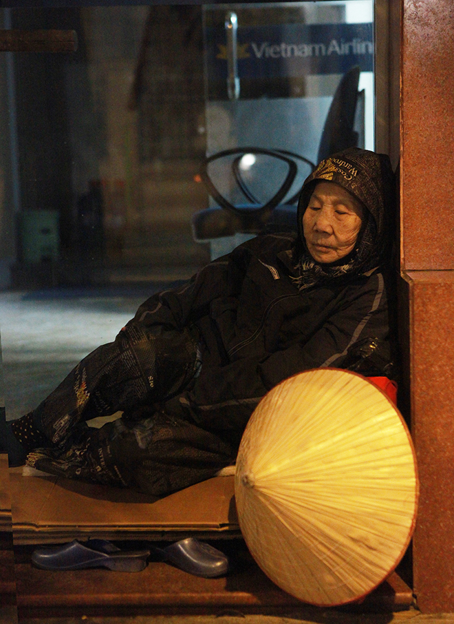 Ngủ trên vỉa hè giá lạnh, người vô gia cư co ro chống chọi với cái rét khốc liệt - 5