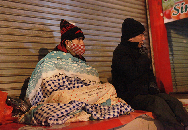 Ngủ trên vỉa hè giá lạnh, người vô gia cư co ro chống chọi với cái rét khốc liệt - 11