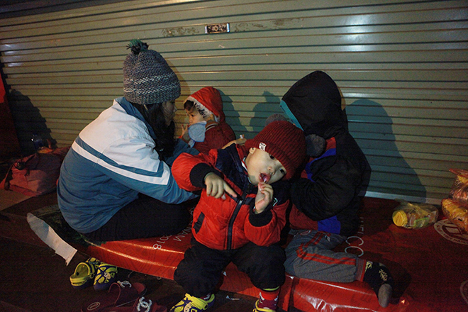 Ngủ trên vỉa hè giá lạnh, người vô gia cư co ro chống chọi với cái rét khốc liệt - 9