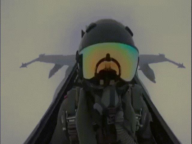 Khoảnh khắc phi công tiêm kích Kuwait bị sét đánh vào đầu giữa trời
