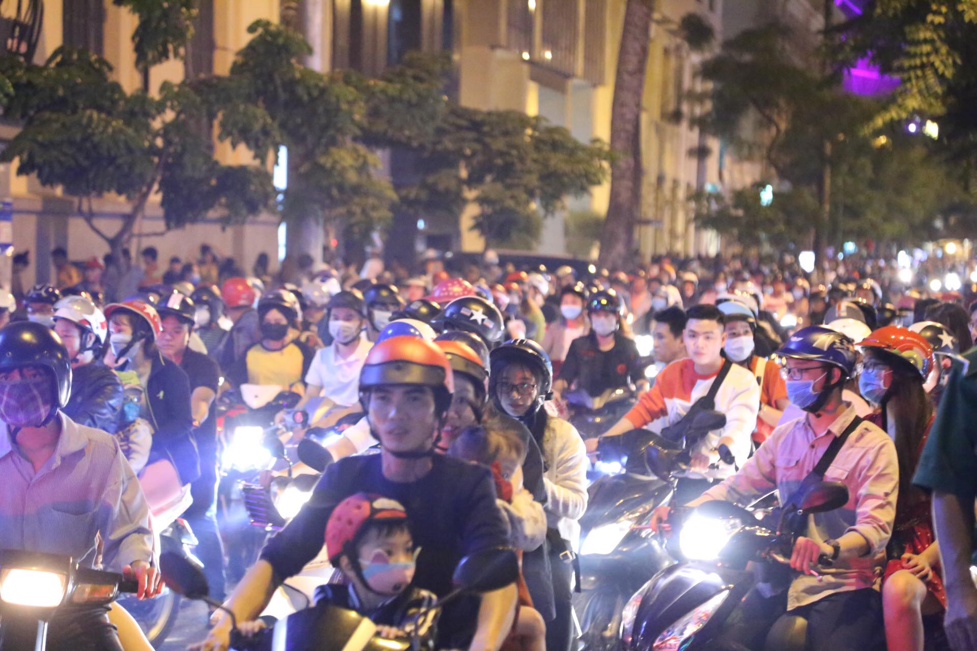 Nhiều giờ trước giao thừa, người dân ùn ùn đổ về trung tâm Hà Nội, TP.HCM - 7