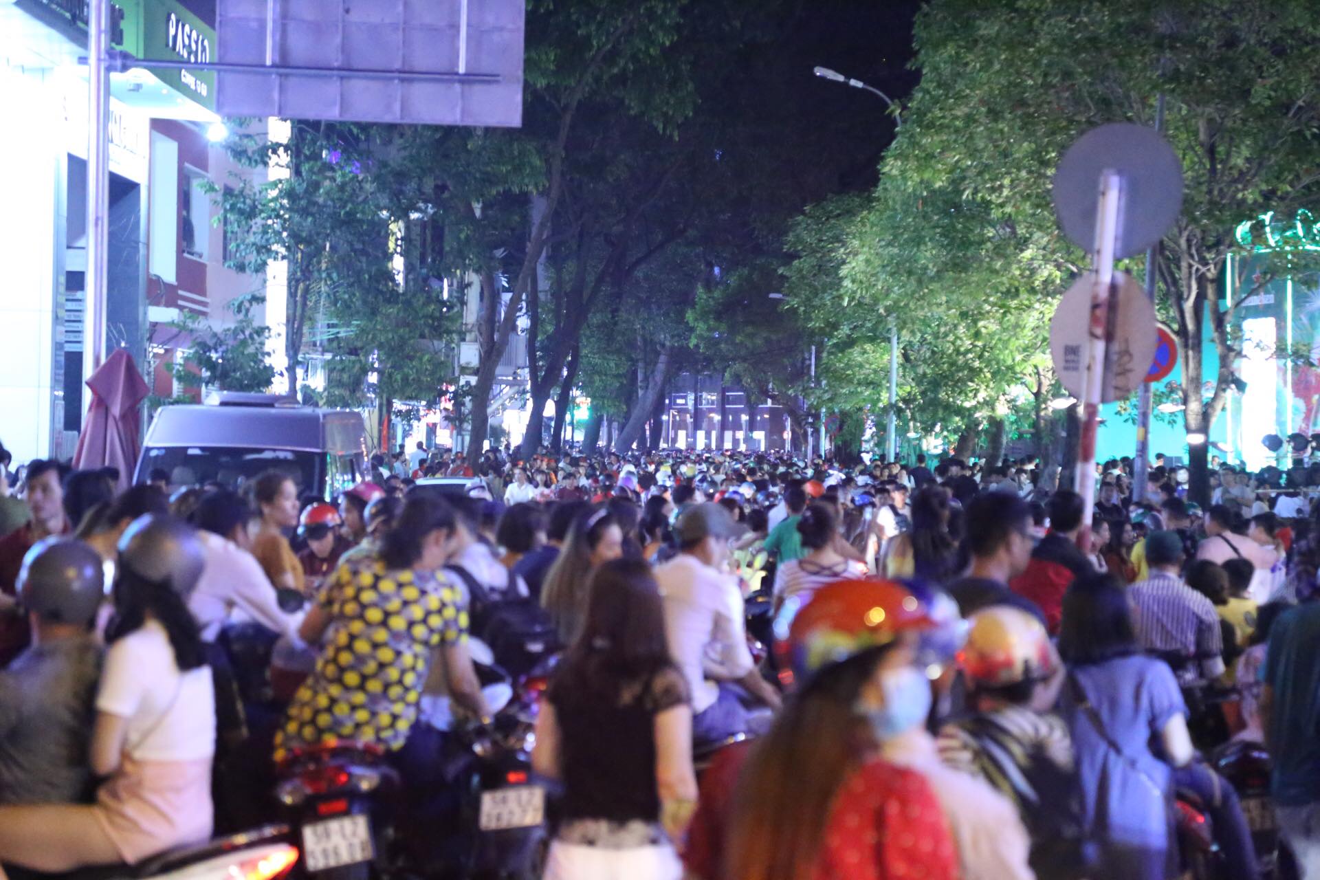 Nhiều giờ trước giao thừa, người dân ùn ùn đổ về trung tâm Hà Nội, TP.HCM - 2