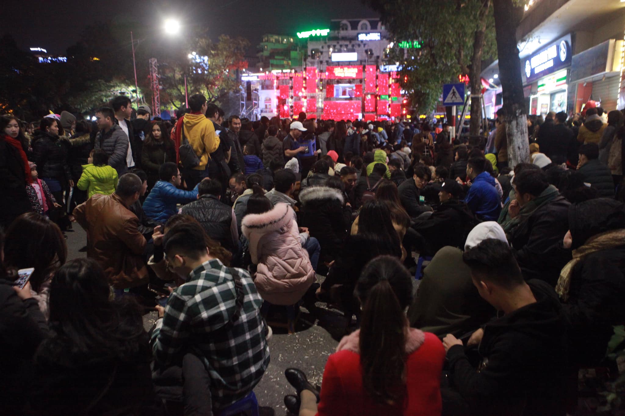 Nhiều giờ trước giao thừa, người dân ùn ùn đổ về trung tâm Hà Nội, TP.HCM - 16